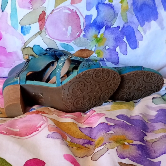 L'Artiste Detailed Blue Heels - Picture 3 of 4